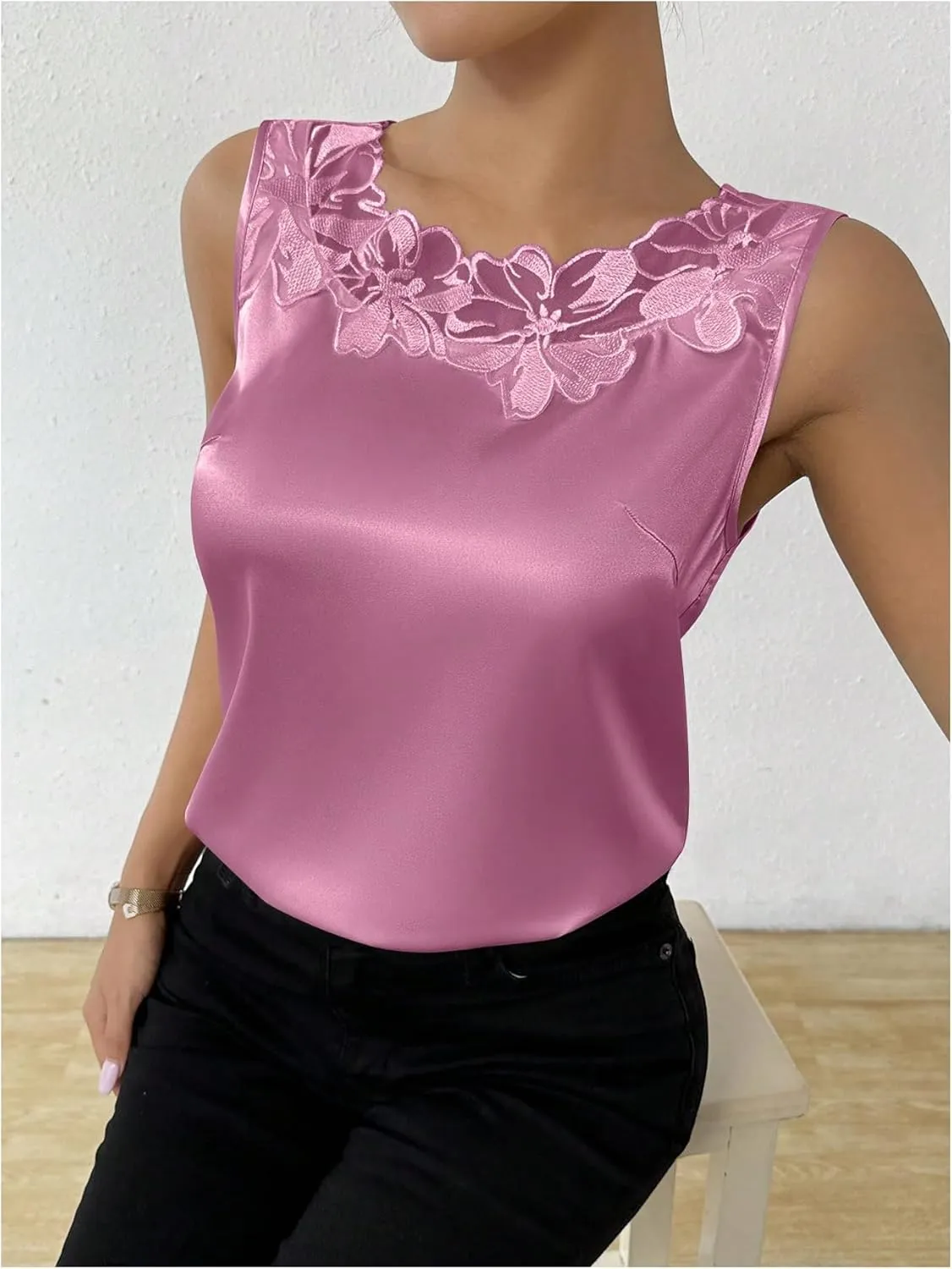 SweatyRocks Women's Satin Contrast Lace Crew Neck Sleeveless Blouse Appliques Summer Tank Tops